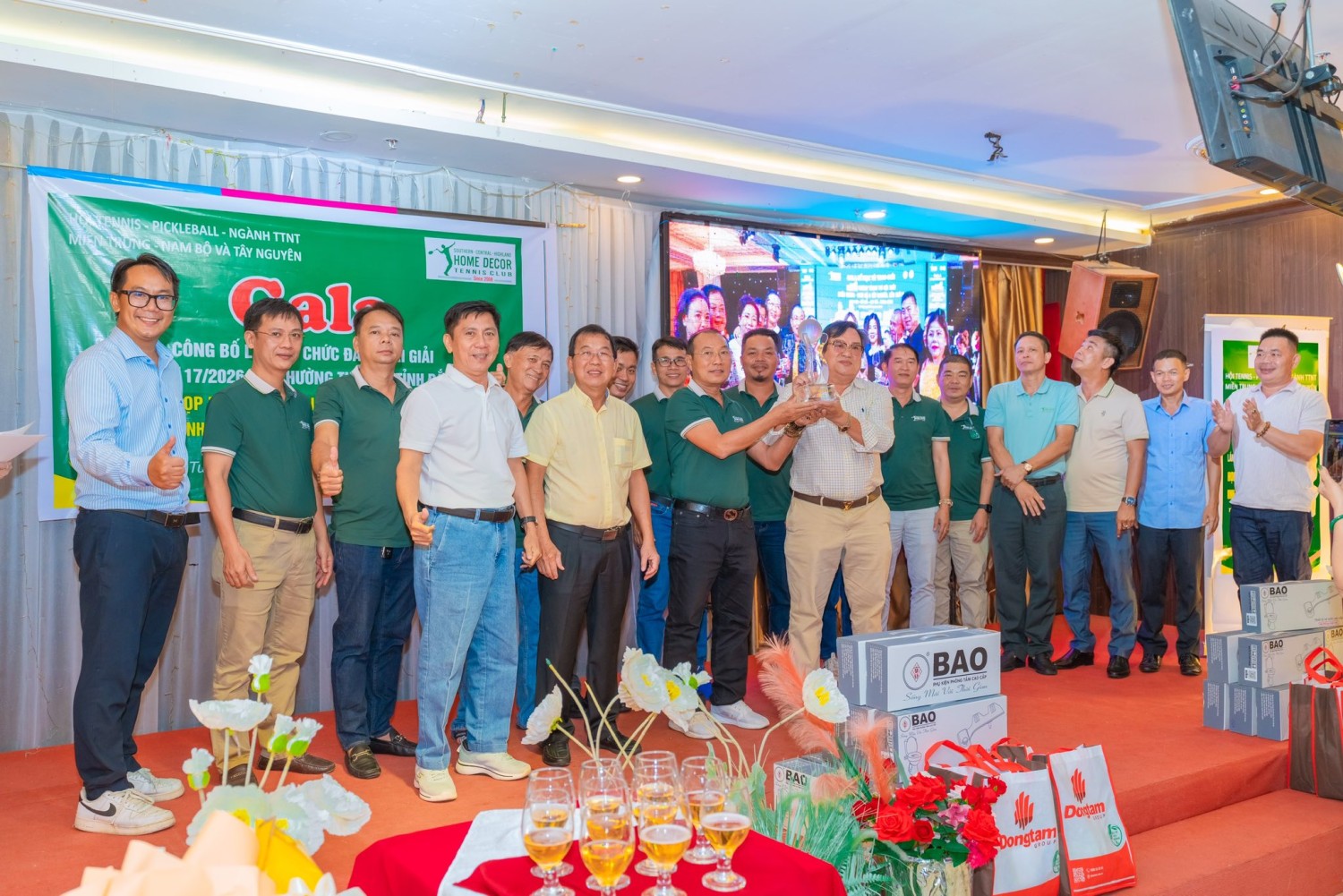 Trao cúp Luân Lưu cho Ban tổ Chức